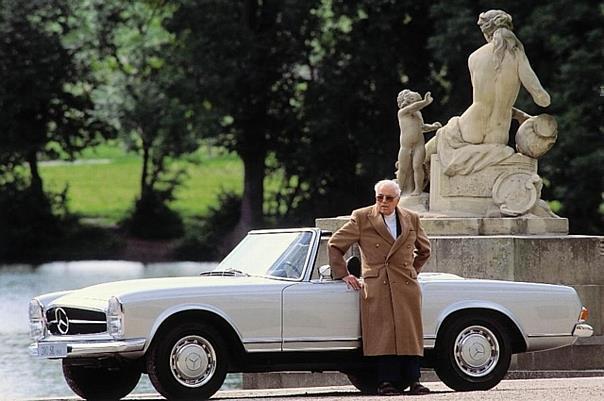 Béla Barényi am Mercedes-Benz Typ 280 SL, wegen seines eleganten und zugleich stabilen Hardtop-Dachs landläufig Pagode genannt.